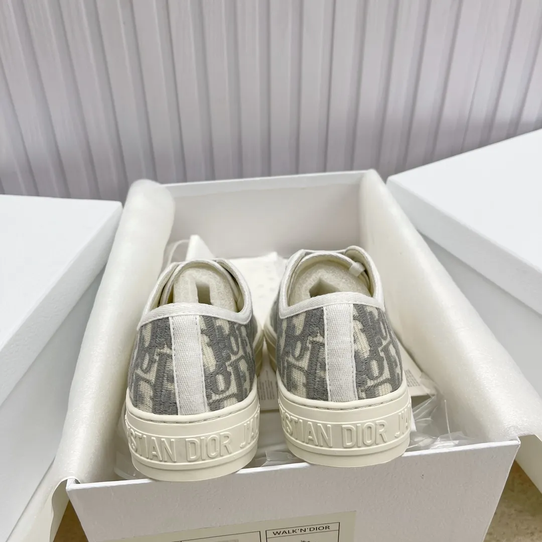 👟👟Ex-factory price 480👟👟 Women's shoes factory ready stock high quality Dior )Flat sneakers are made of fully embroidered iconic patterns💎💎♦️Top quality in the market🎗Breaking hot model in foreign counters🎗Non-market ordinary imitation version🎗🔳The fabric is made of Italian🇮🇹imported fabric❗️Embroidered upper, original mold injection Logo frosted five-pointed star outsole🔳Inside imported lambskin + high elasticity injection molding mold Logo foam pads Number of yards: 35 to 42